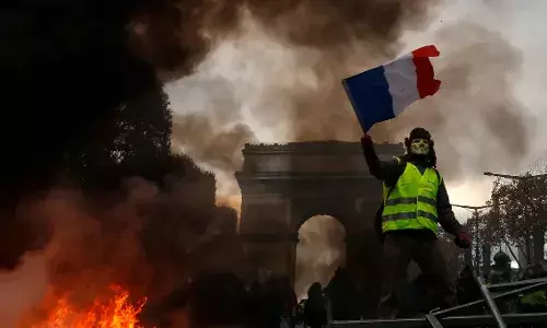 Yellow vest movement shakes France Yellow vest movement shakes France